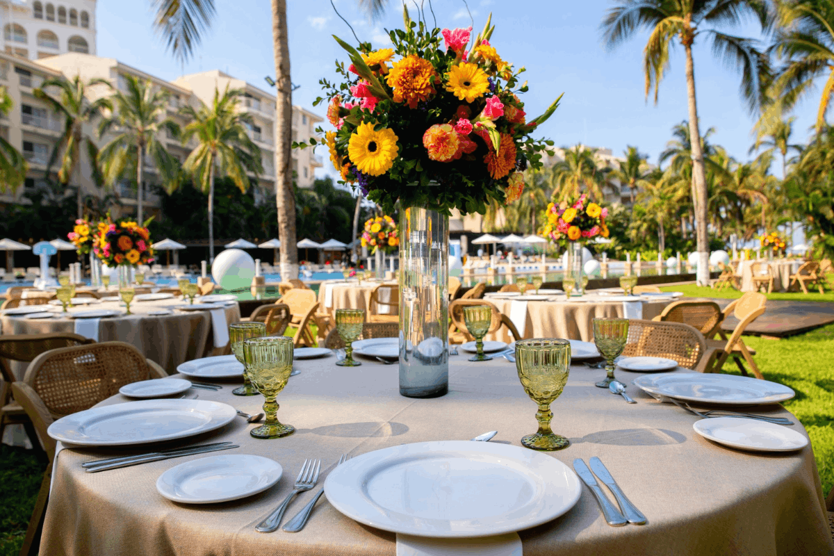 Decoración de mesa para boda frente al mar en Krystal Grand Nuevo Vallarta.